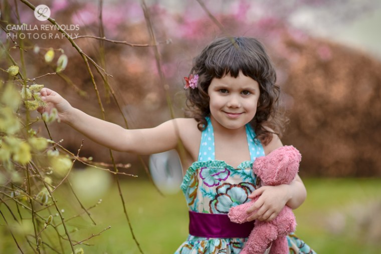 outdoor children photo shoot Gloucestershire Cotswolds girl spring