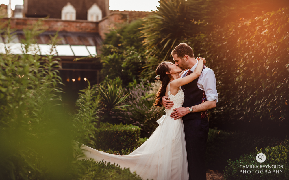 wedding couple kissing romantic wedding photography cotswolds