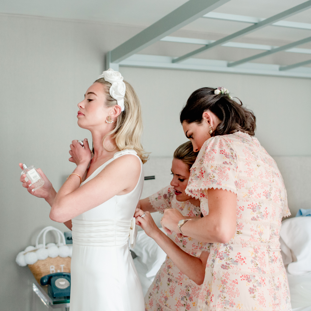 natural bridal prep photos