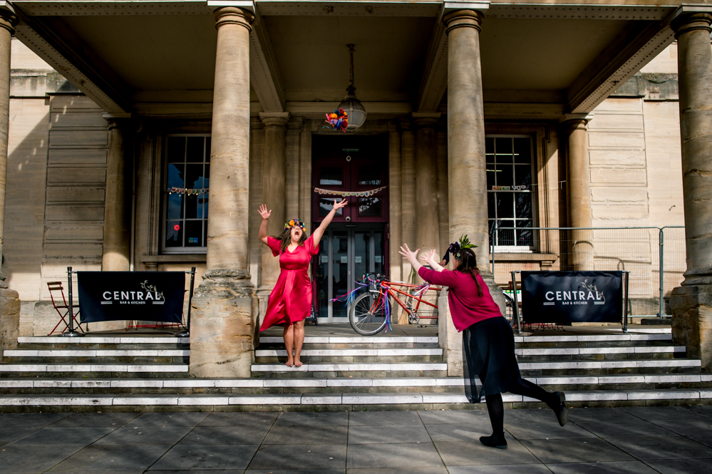 fun wedding photography bouquet toss stroud registry