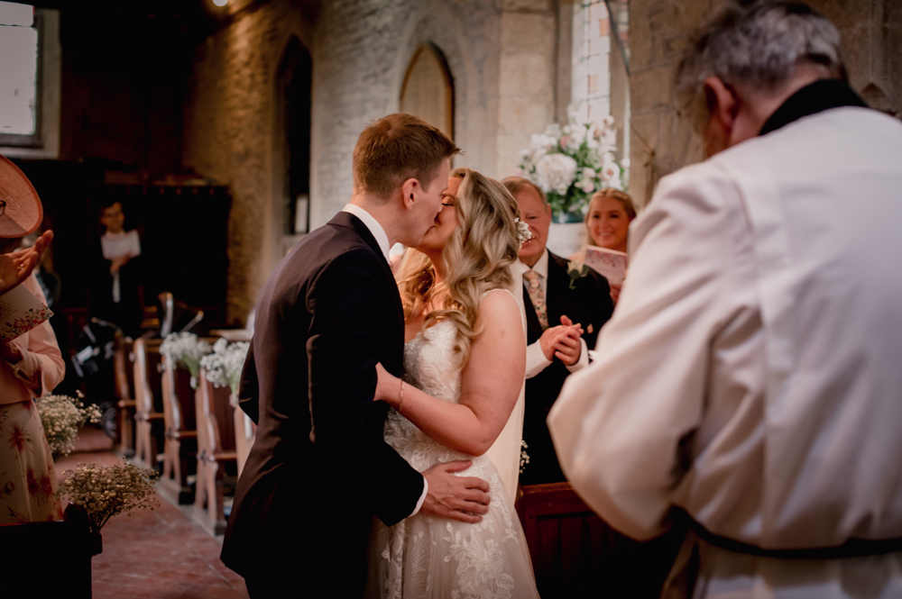 wedding ceremony first kiss cotswolds