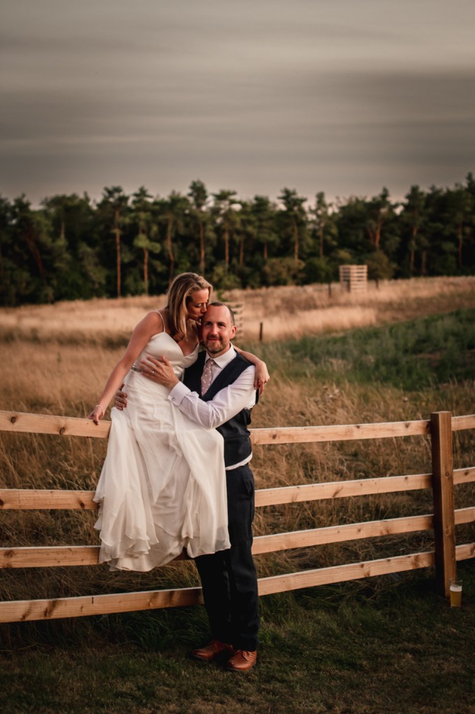 bride and groom countryside cotswolds