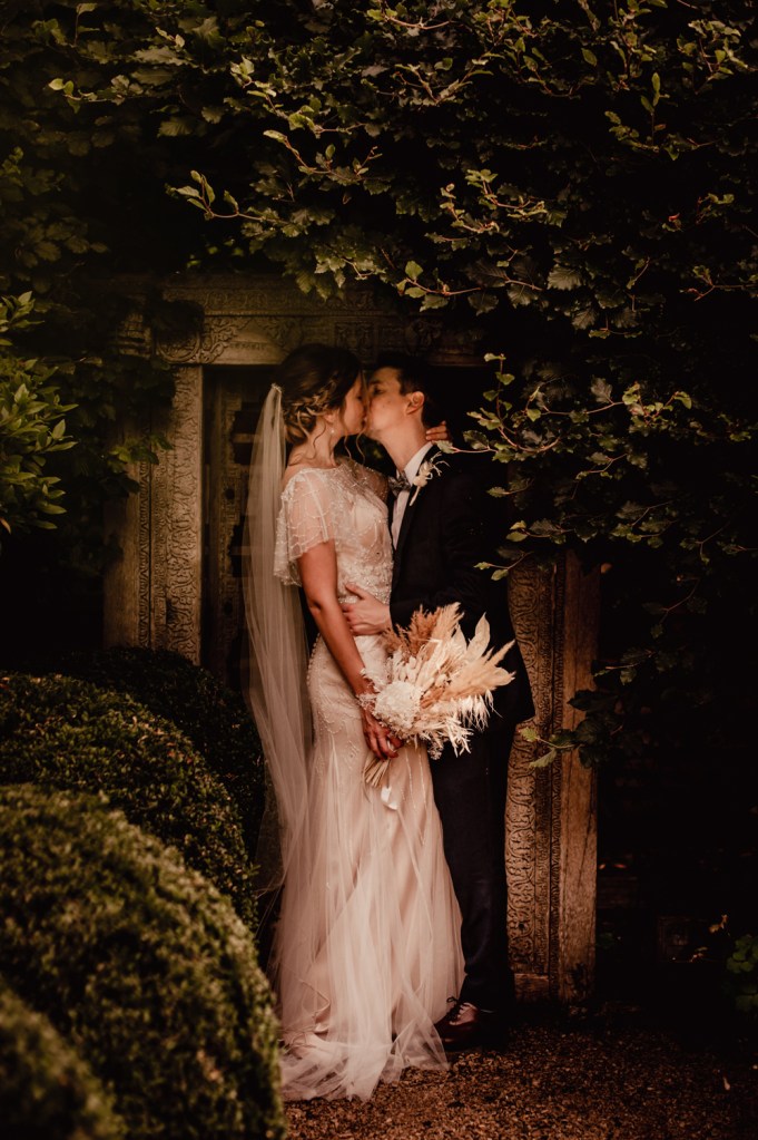 bride in vintage wedding dress great gatsby style