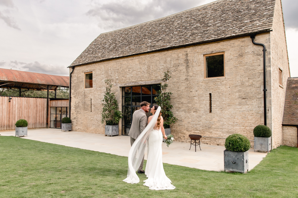 bride and groom kissing od gore barn yard space 