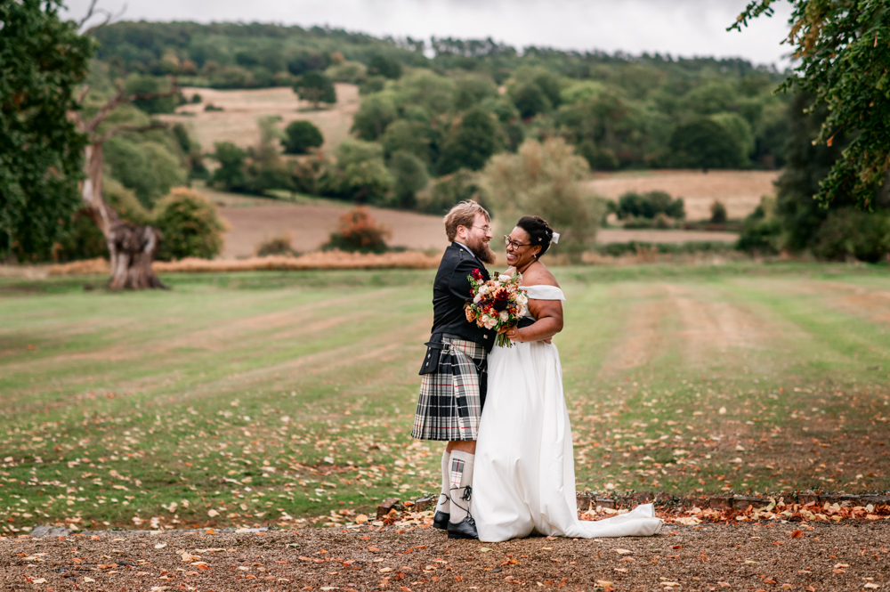 bride and groom in the countryside cotswolds