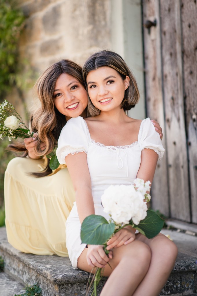 mum and daughter family photo shoot cotswolds