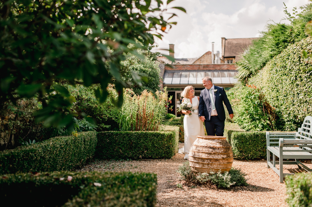 bride and groom cotswold garden