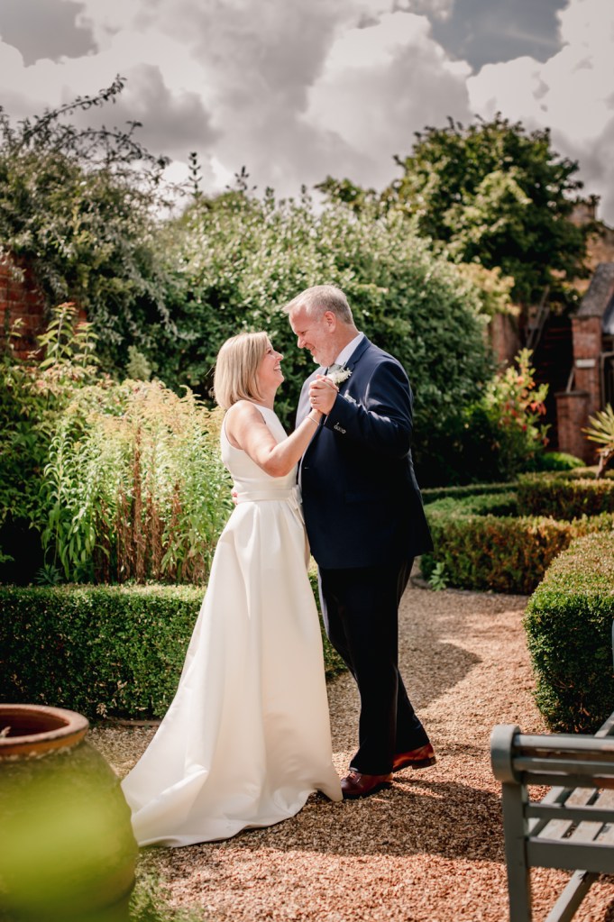 brode and groom cotswold wedding