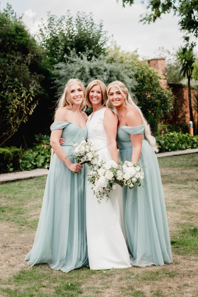 bride and daughters
