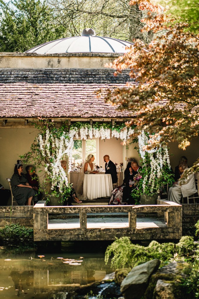 stunnung outdoor wedding ceremony england