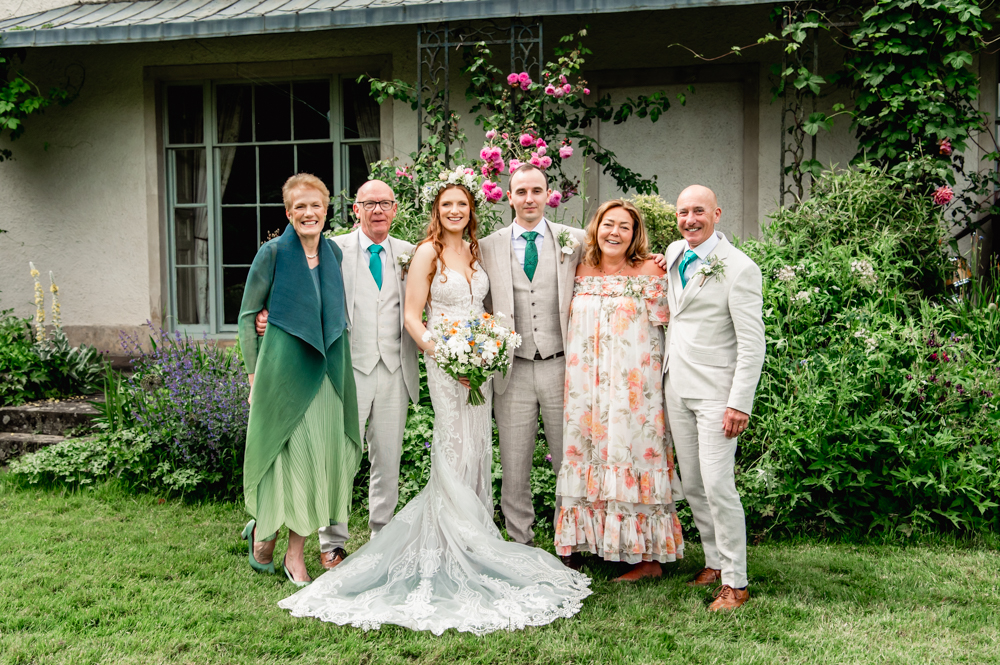 relaxed group shots wedding