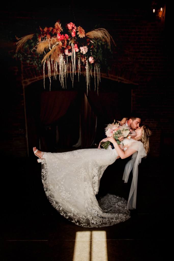 dip and kiss wedding