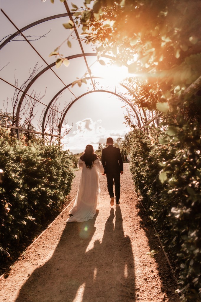 bride and groom old gore barn wedding