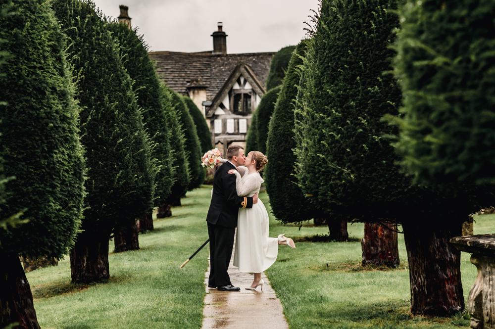 bride and groom churchyard painwick