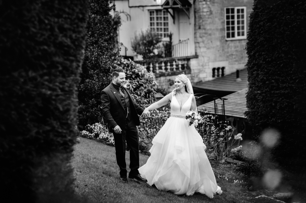 naturel wedding photography bride and groom walking