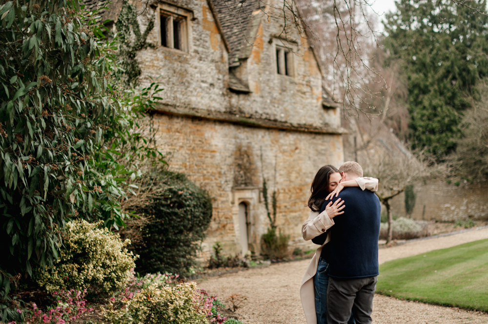 romantic couple hugginh cotswolds