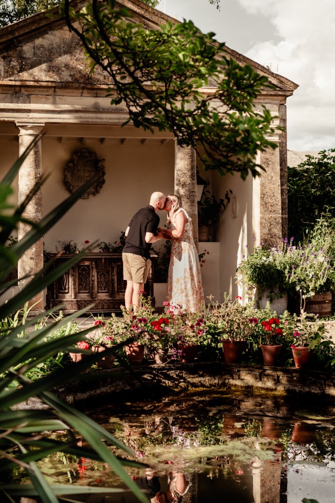 couple kissing in a stunning english garden