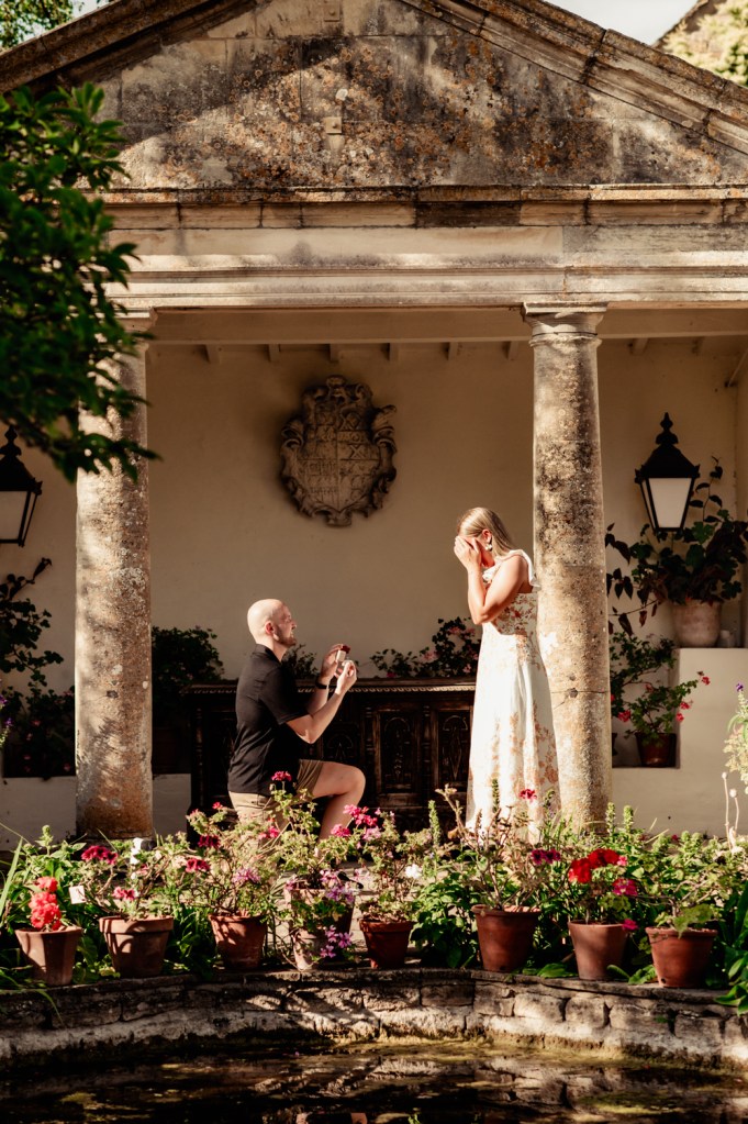 couple getting engaged in the cotswolds