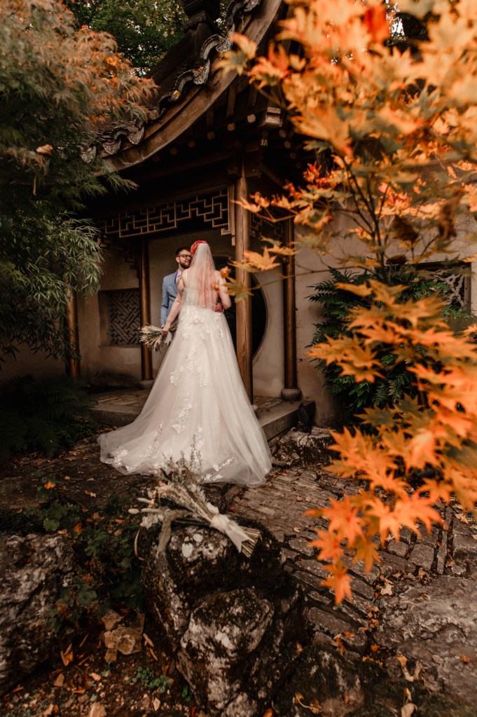bride and groom  at Matara centre cotswolds