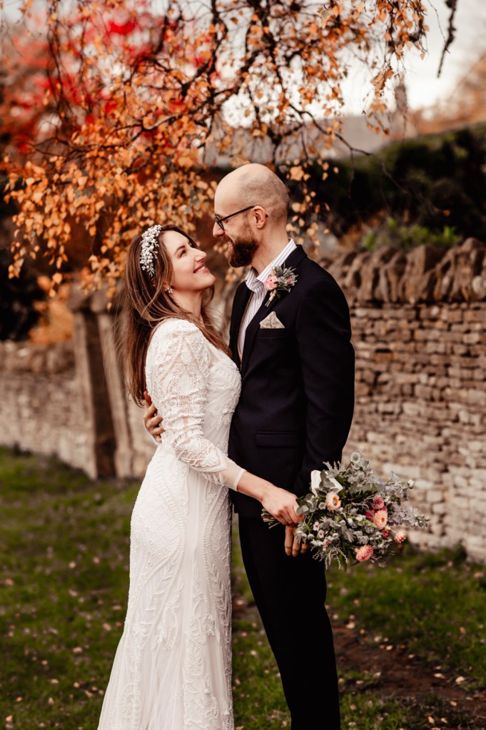 wedding couple in cotswold garden
