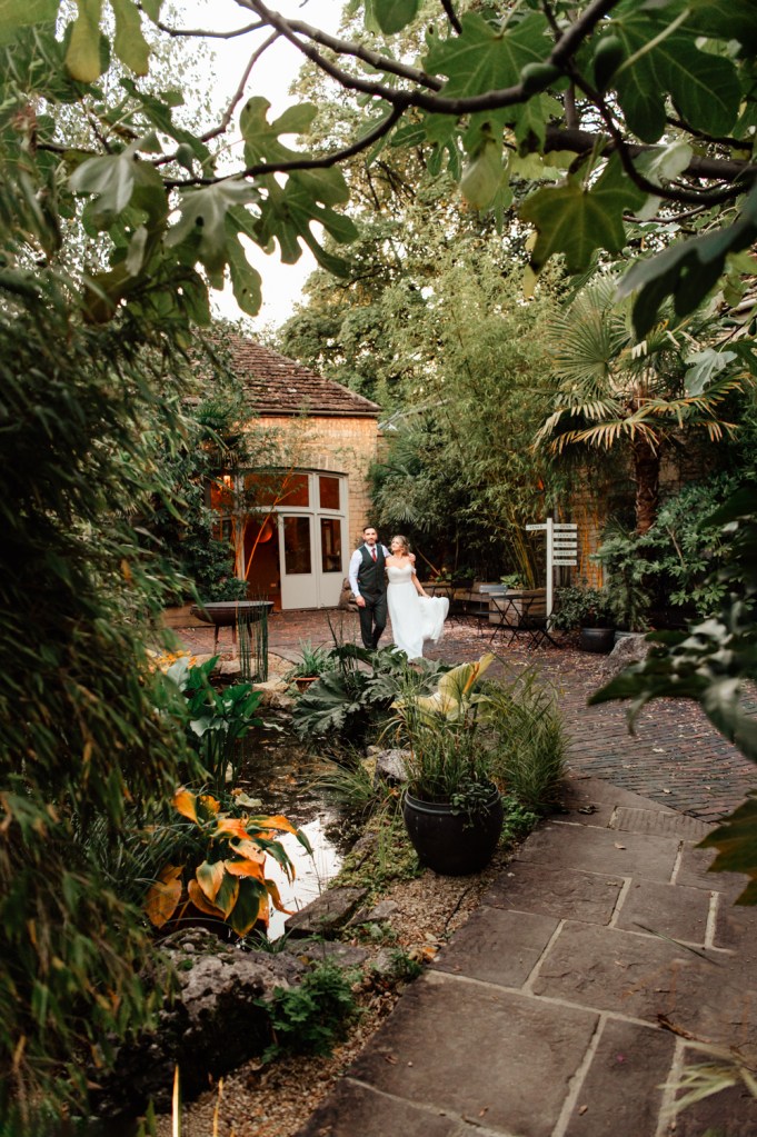 cotswold wedding dreamy courtyard with water