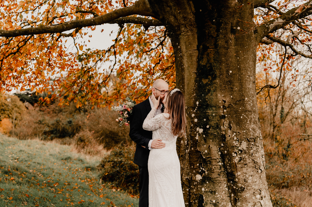 couple kissing in the countryside in the Cotswolds
