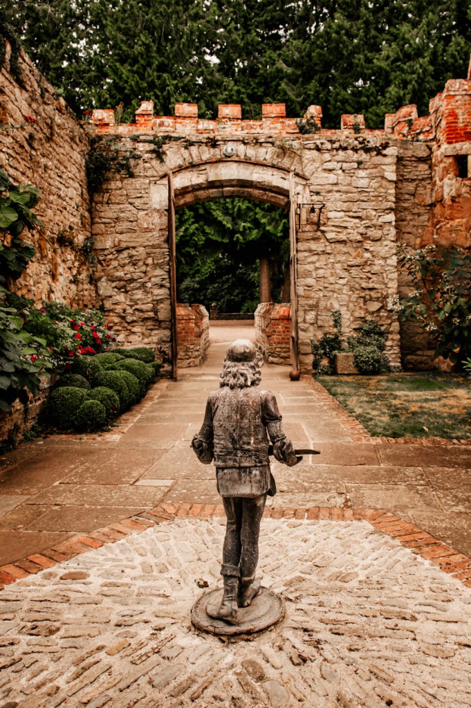 courtyard castle birtsmorton court
