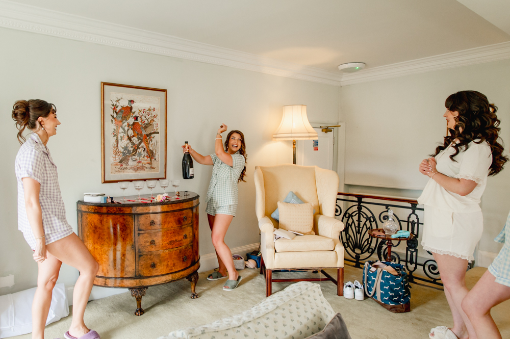bridesmaids opnening champagne
