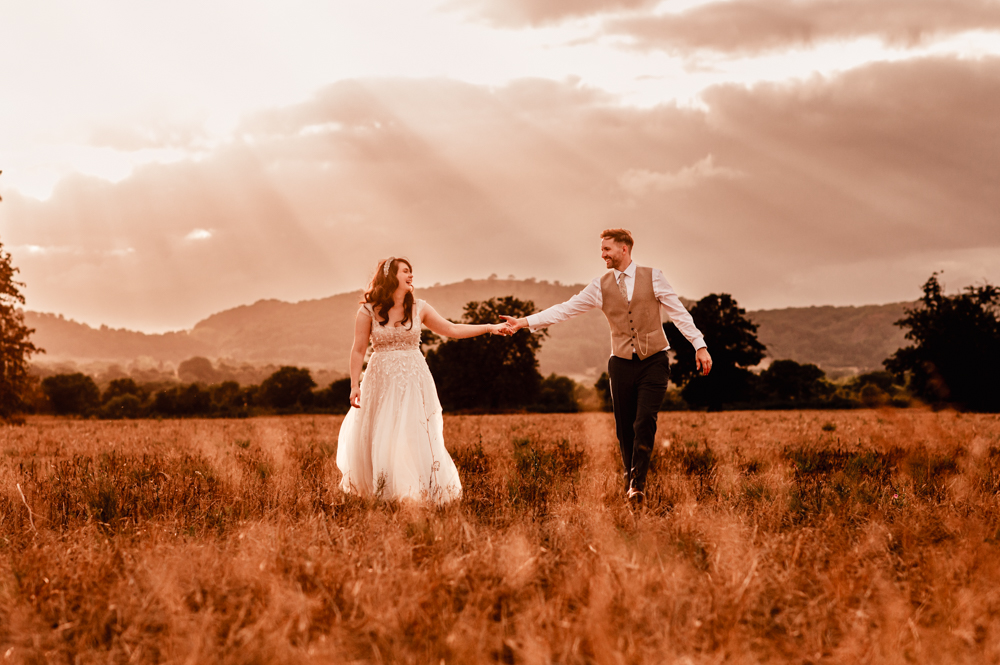 stunning sunset phot of wedding couple cotswolds