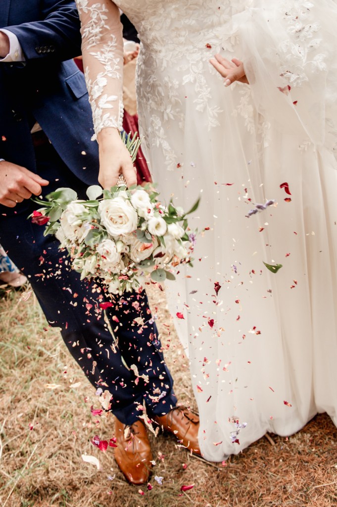 bride bouquet shake confetti