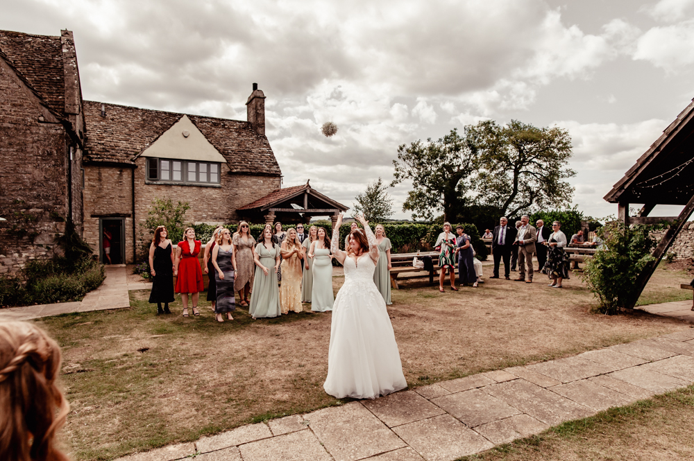 bouquet toss wedding