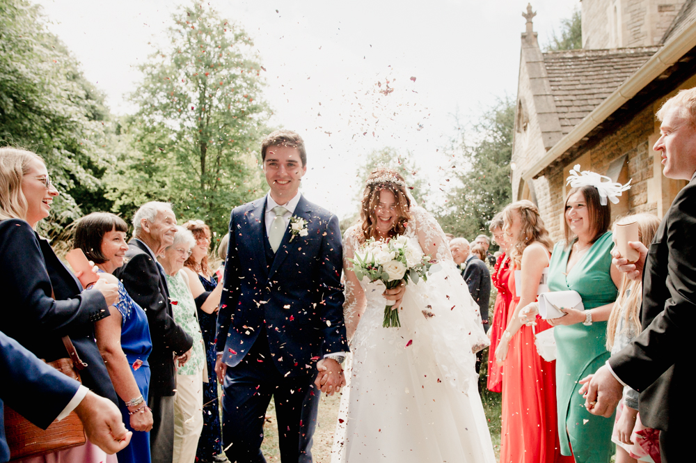 newlyweds confetti toss 